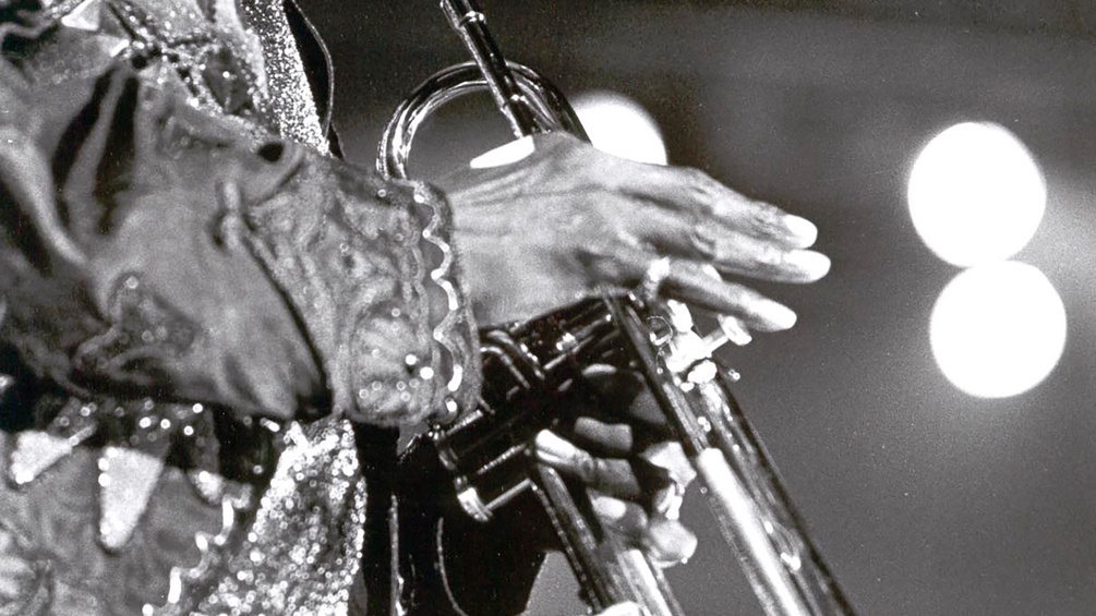 Hände und Trompete von Miles Davis