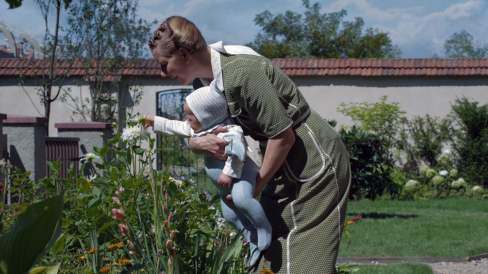 Frau mit Kind im Garten