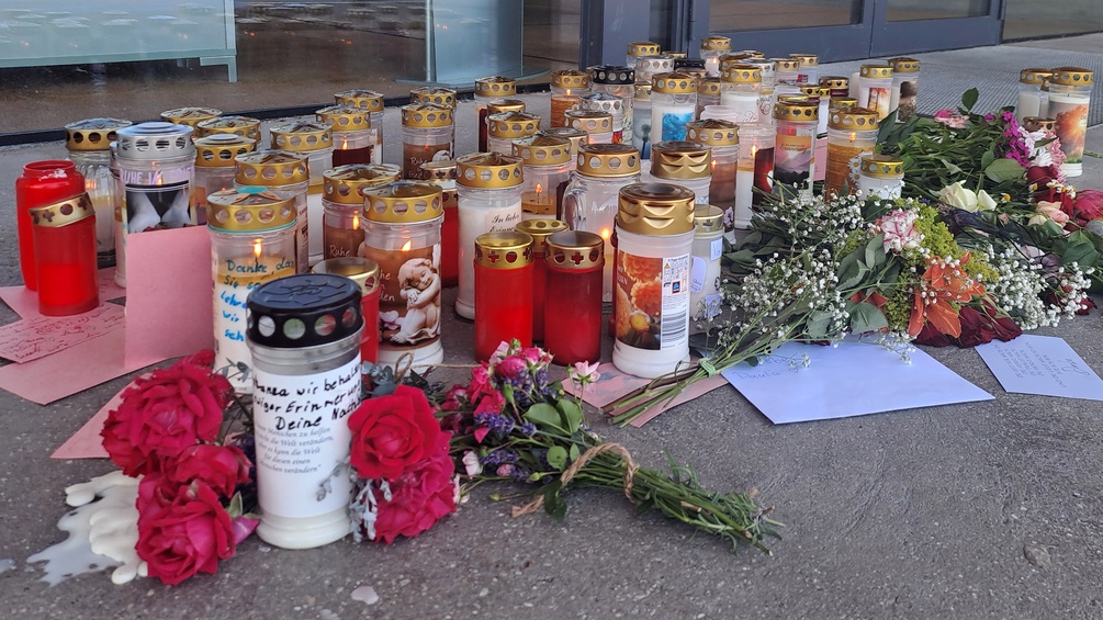 Gedenkkerzen vor der Schule in Taufkirchen an der Pram
