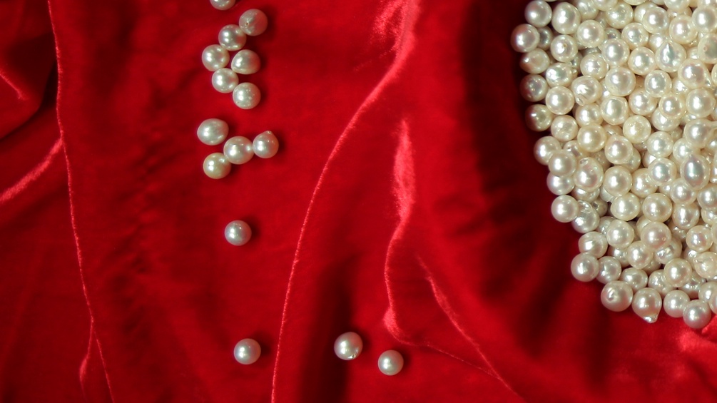 Perlen und roter Samt
