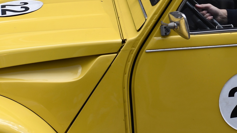 Seitenansicht eines gelben Citroen 2CV