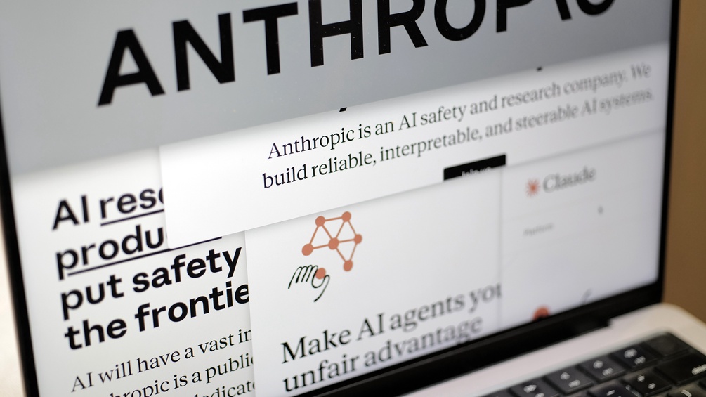 KI-Konzern Anthropic auf dem Laptopdisplay