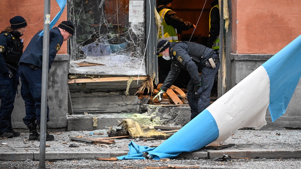 Schwedische Polizei vor einem zerstörten Lokal