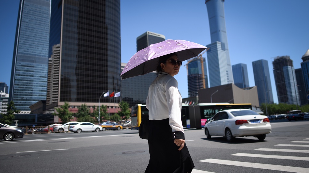 Frau mit Sonnenschirm in Beijing
