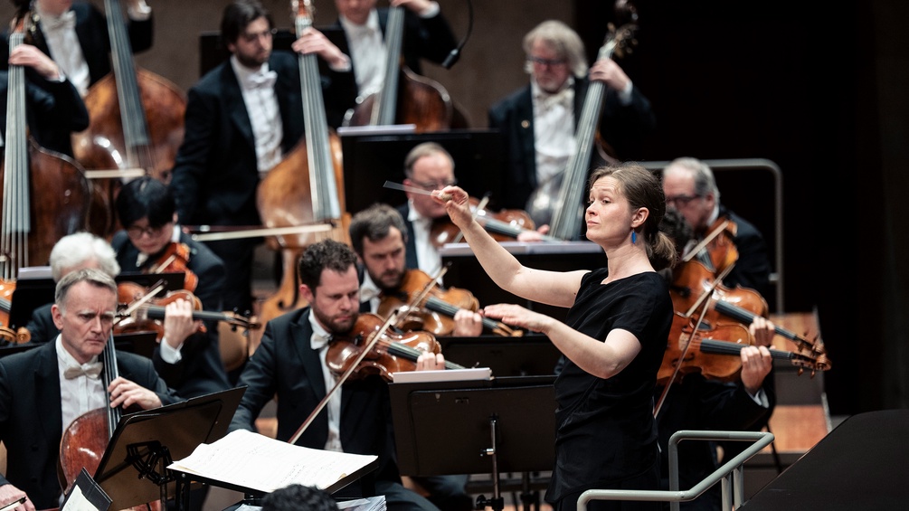 Mirga Gražinytė-Tyla dirigiert die Berliner Philharmoniker 