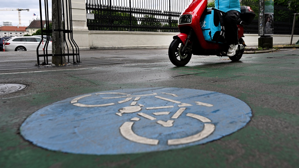 E-Moped auf einem Radweg in Wien