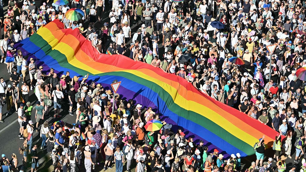 PICTUREDESK.COM/AFP/ATTILA KISBENEDEK Regenbogenparade in Budapest, Juni 2025