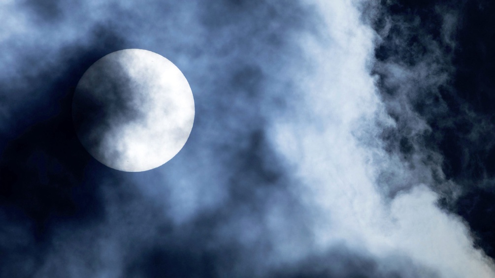 ALPHA Wolken vor Vollmond, Ausschnitt des Covers "Infinite Voyage"