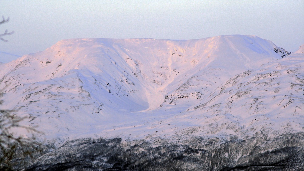 Der Sorbmegáisá ist ein 1288 Meter hoher Berg in der nordnorwegischen Kommune Nordreisa.