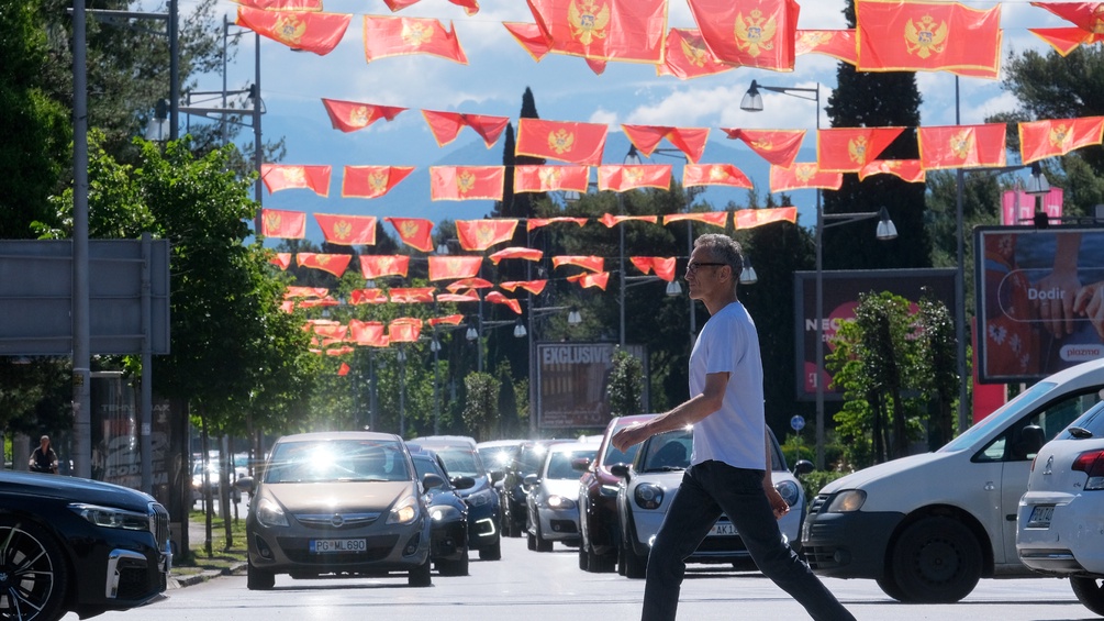 Mann auf der Strasse in Montenegro