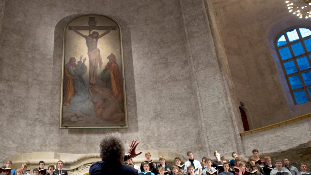 Bachkantaten mit Dirigent und Chor in einer Kirche