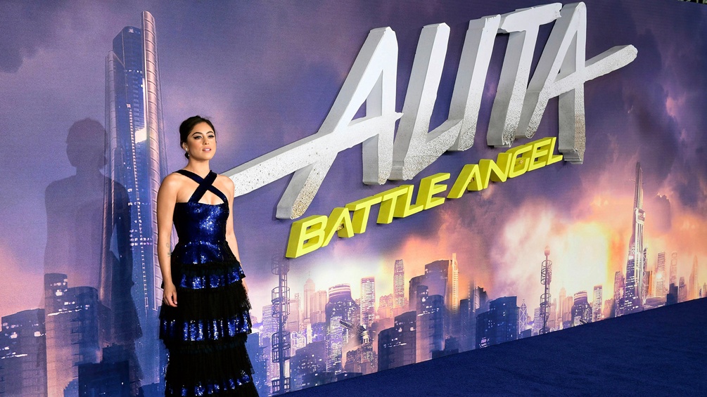Rosa Salazar posiert vor dem Plakat für den Film Alita Battle Angel