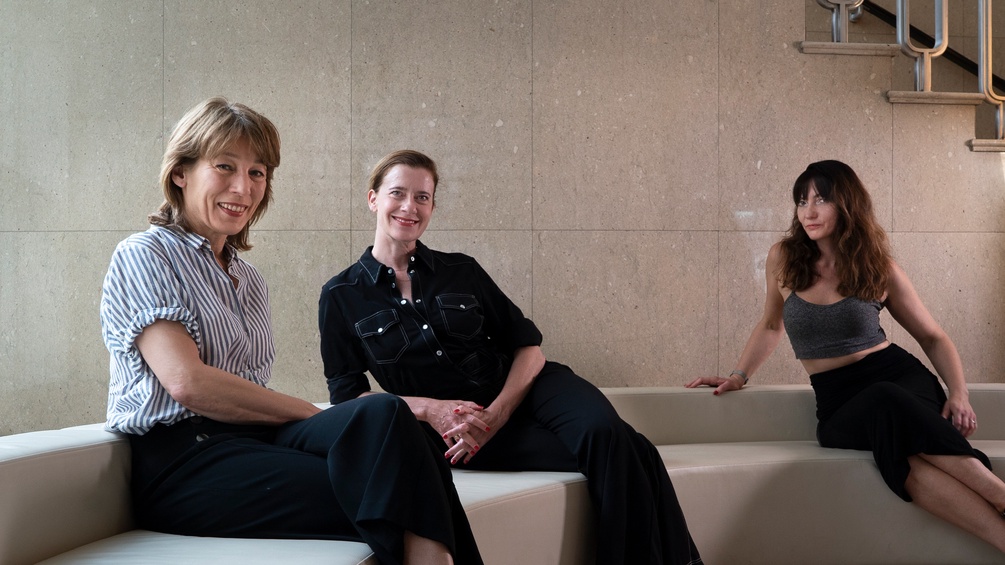 Clarissa Stadler, Caroline Peters und Christine Scheucher im Foyer des ORF Funkhauses in Wien