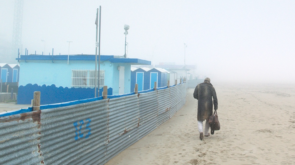 Filmstill "Rimini", Mann am nebeligen Strand