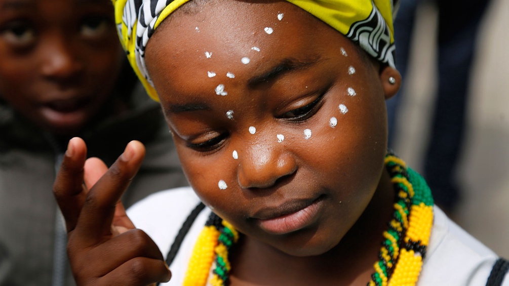 Mädchen in Afrika mit Gesichtsbemalung