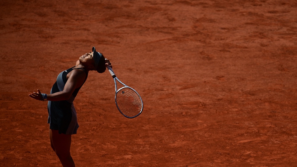 Naomi Osaka beim Tennis spielen.