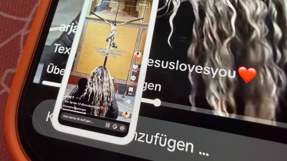 Abfotografiertes Smartphone-Display "Jesus Glow": Jesus loves you