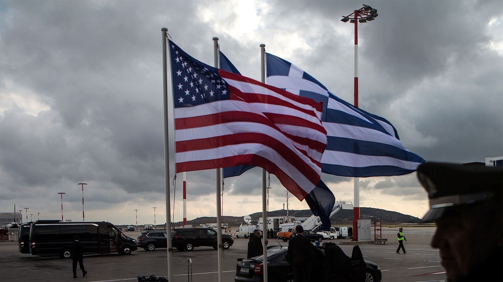 US-Flaggen am Athener Flughafen