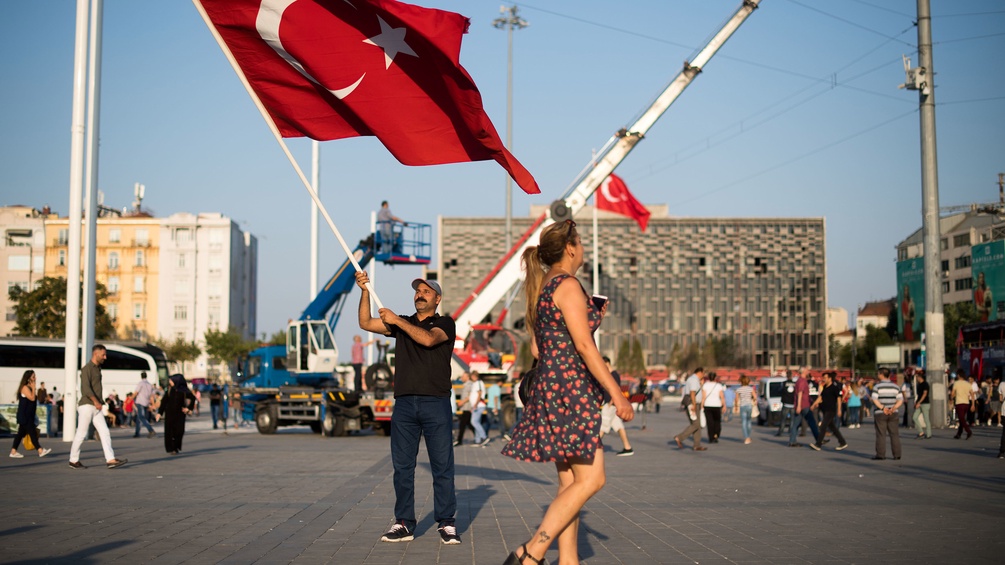 Ein Mann schwingt die türkische Fahne in Istanbal