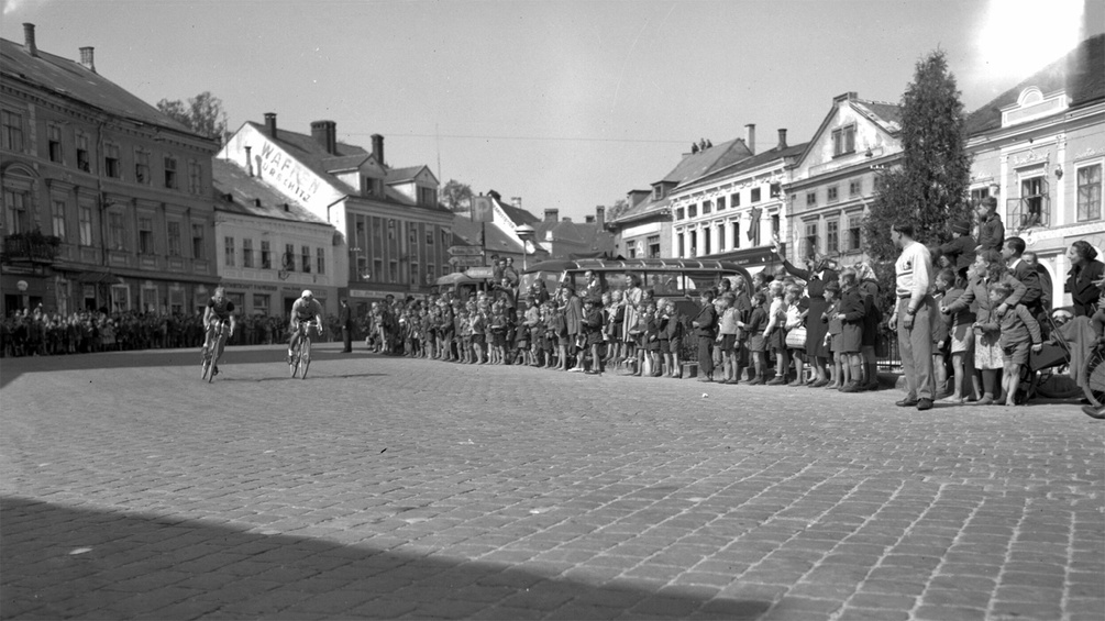 Quer durch Österreich: Führungsduo bei der Durchfahrt am Hauptplatz in Amstetten auf der Etappe Linz-Wien, 1948