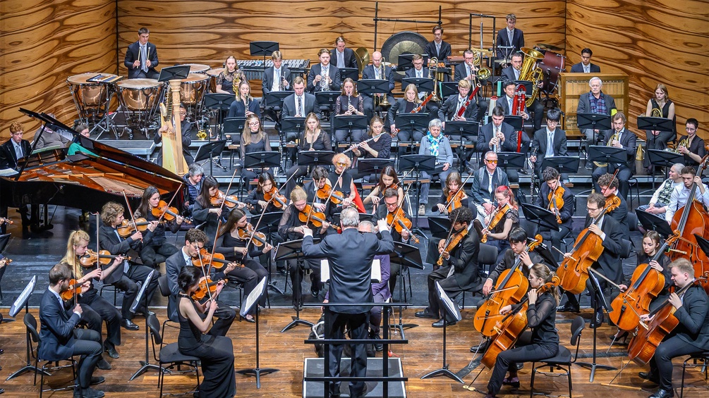 MUK.mittendrin: Mitglieder des Blinden- und Sehbehindertenverbandes Österreich (BSVÖ) erleben ein Konzert des MUK.sinfonieorchesters unter Leitung von Andreas Stoehr 