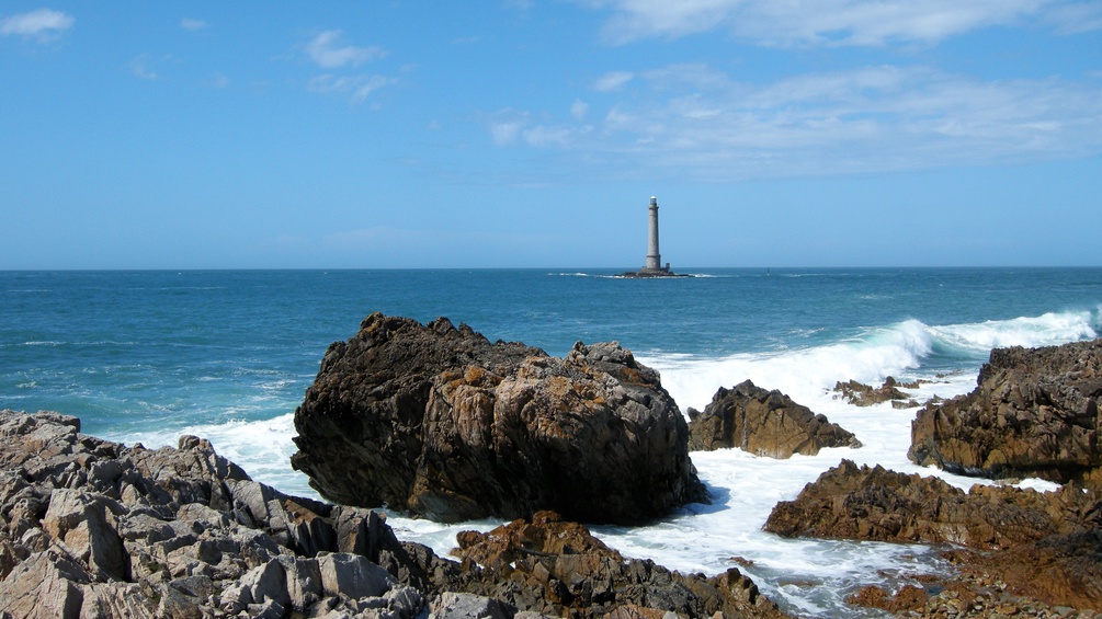 Küste mit Leuchtturm und Felsen