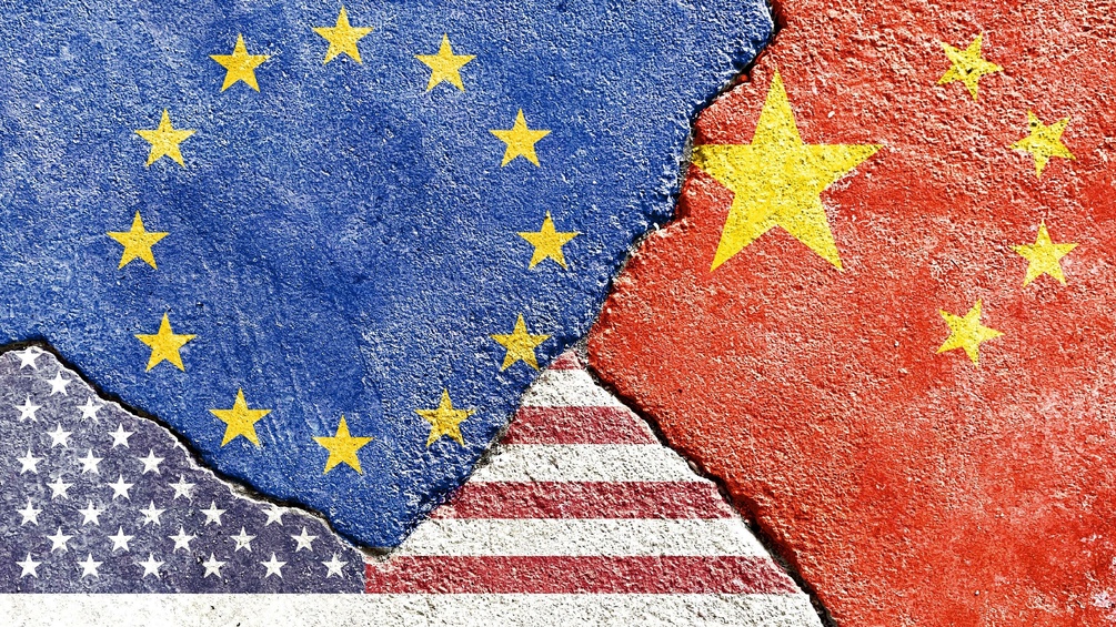 EU-, USA- und China-Flagge auf Beton