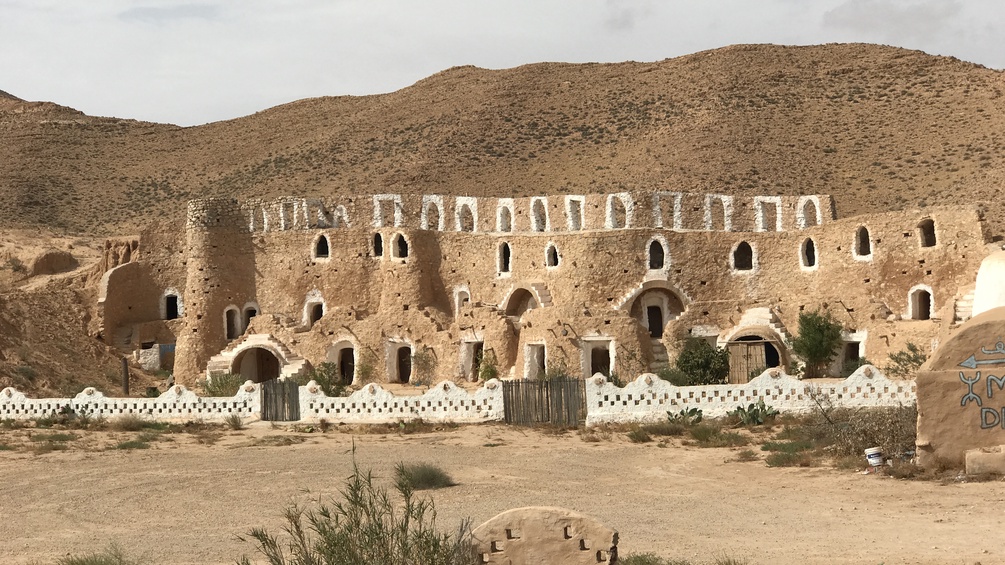 Gebäudekette in der Wüste
