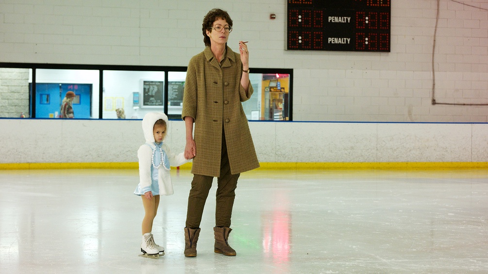 Tonyas Mutter (Allison Janney) bringt die 3-jährige Tonya zum ersten Mal aufs Eis