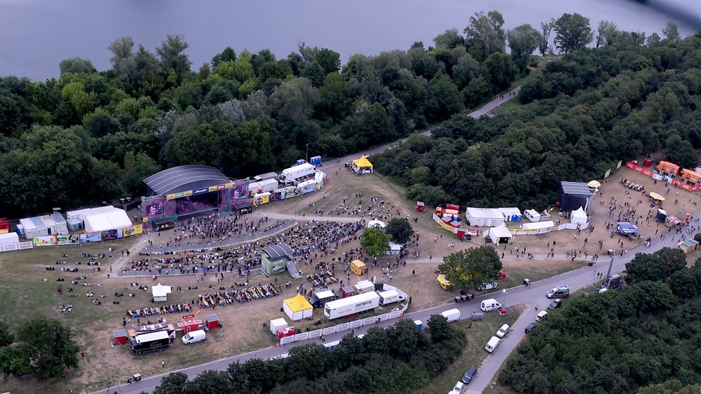 Die Fm4 - Bühne von oben am Donauinselfestival.