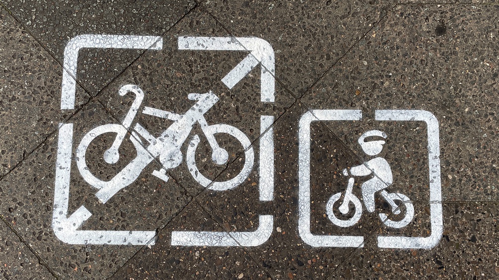 Zwei Piktogramme zeigen an dass hier nur Kinder Radfahren dürfen.