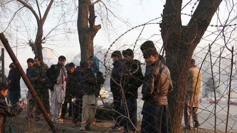 Schaulustige nach einem Selbstmordattentat in Kabul