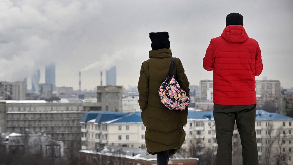 Zwei Menschen schauen auf die Stadt Moskau