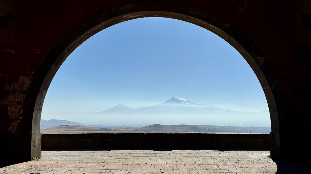 Wolken um einen Berg in Armenien, Blick durch einen Bogen