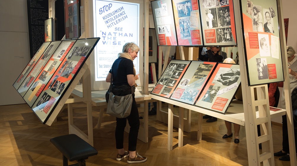 Frau betrachtet Ausstellungsstücke