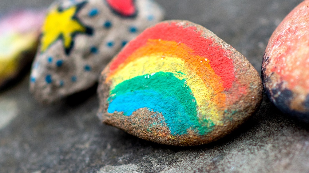 Regenbogen auf einem Stein, bunte Steine