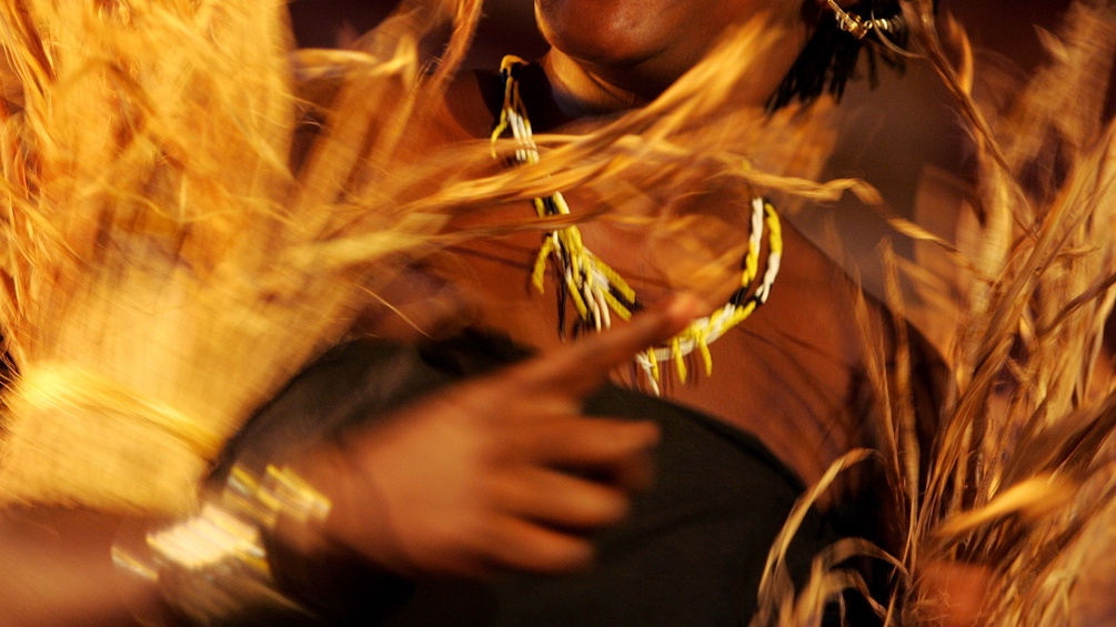 Tanzende Frau auf Sansibar