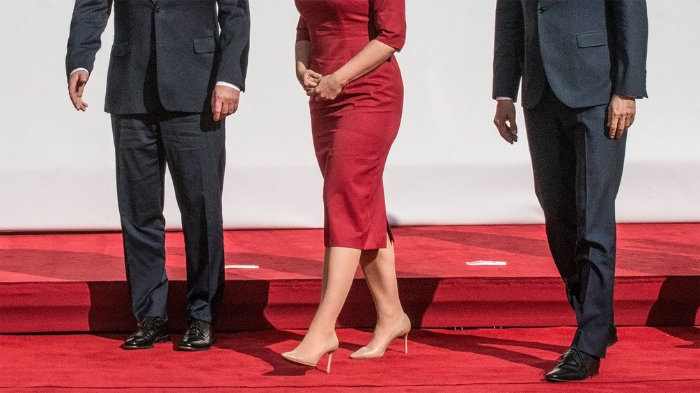 Zwei Politiker und eine Politikerin am roten Teppich