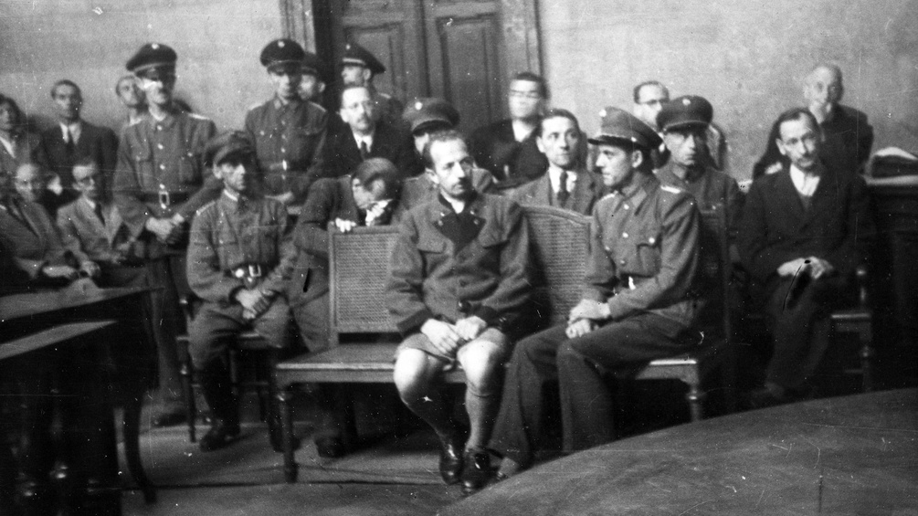 Die Angeklagten auf der Bank v.l.: Polikovsky (acht Jahre), Kronberger, Neunteufel, Frank (alle Todesurteil); wegen der Ermordung von 102 Juden während des Marsches vom KZ Engerau nach Deutsch-Altenburg im März 1945.