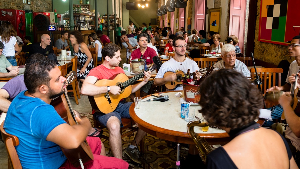 Musiker spielen Choro-Musik in einer argentinischen Bar