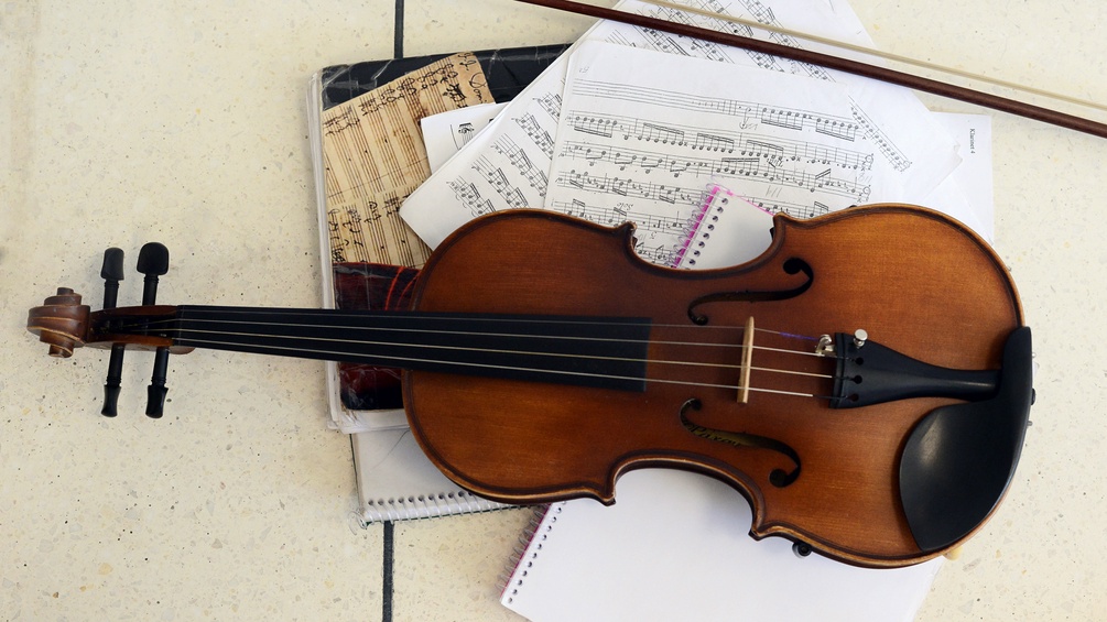 Eine Violine auf Notenblättern