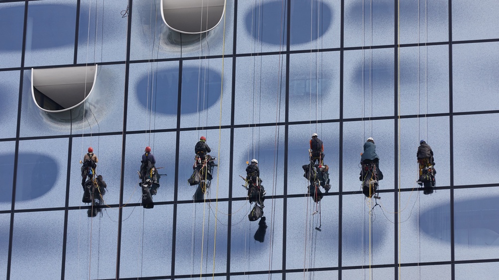 Höhenarbeiter reinigen die Fassade der Elbphilharmonie in Hamburg