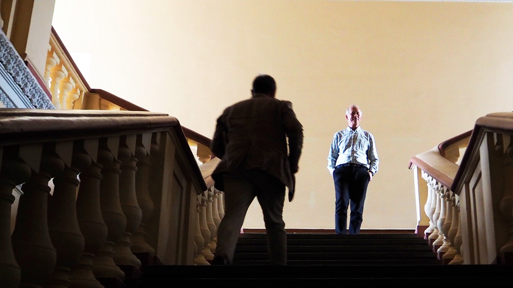 Zwei Männer auf einer Treppe