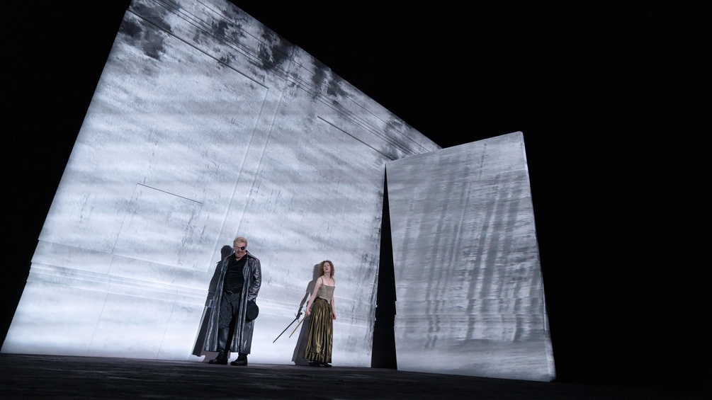 BURGTHEATER/ANDREAS POHLMANN Roland Koch (Clotald, Sigismunds Aufseher) und Julia Riedler (Rosaura).