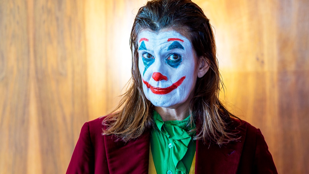 Sonja Watzka als die Figur Joker verkleidet