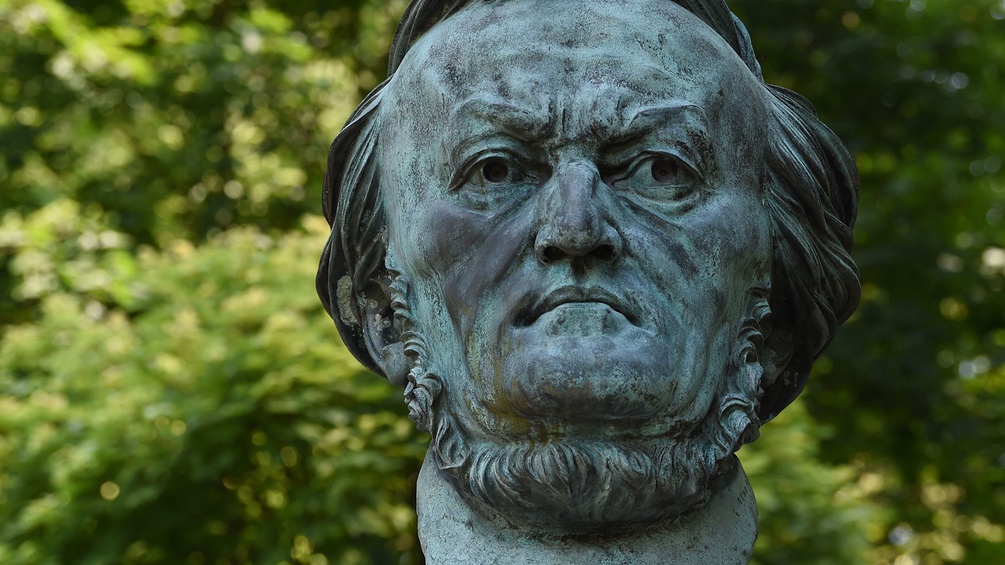 AFP/CHRISTOF STACHE Bronzestatue eines berühmten Komponisten