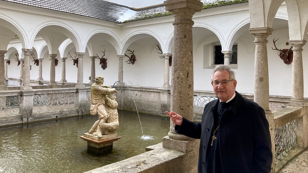 Abt Ambros Ebhart im barocken Fischkalter von Stift Kremsmünster