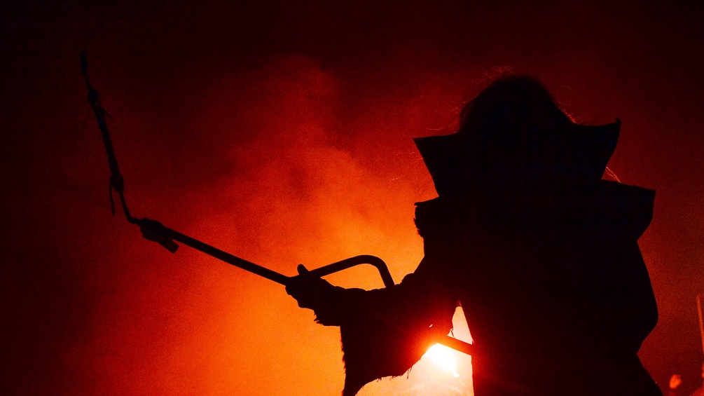 Krampusfigur im Gegenlicht