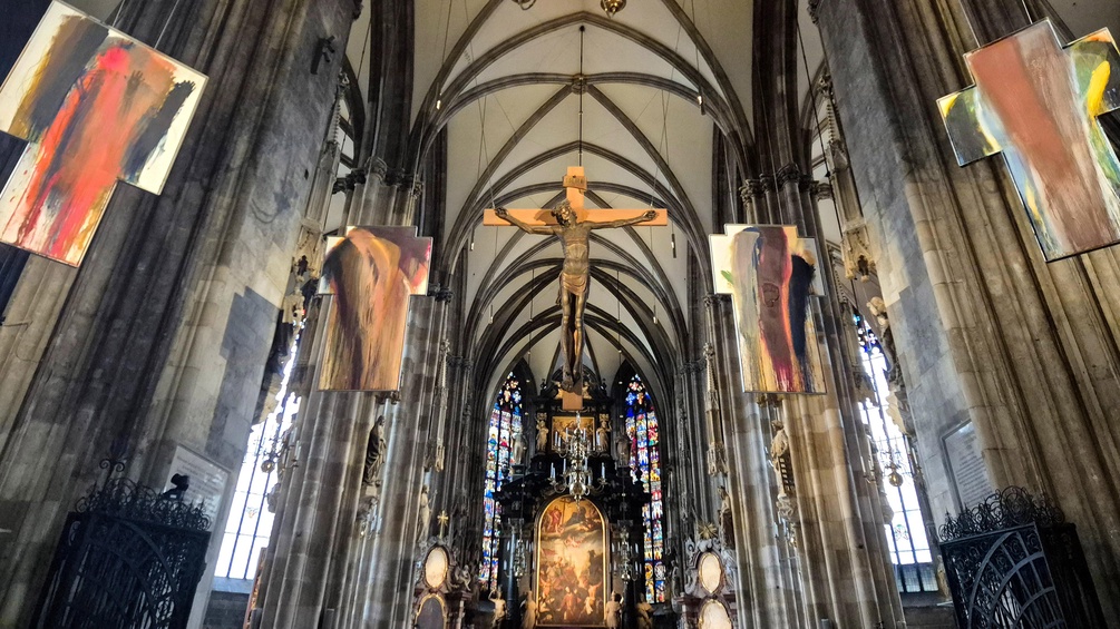 Die schwebenden Kreuze im Wiener Stephansdom