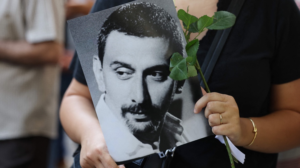 Frau hält ein Bild von Ziad Rahbani